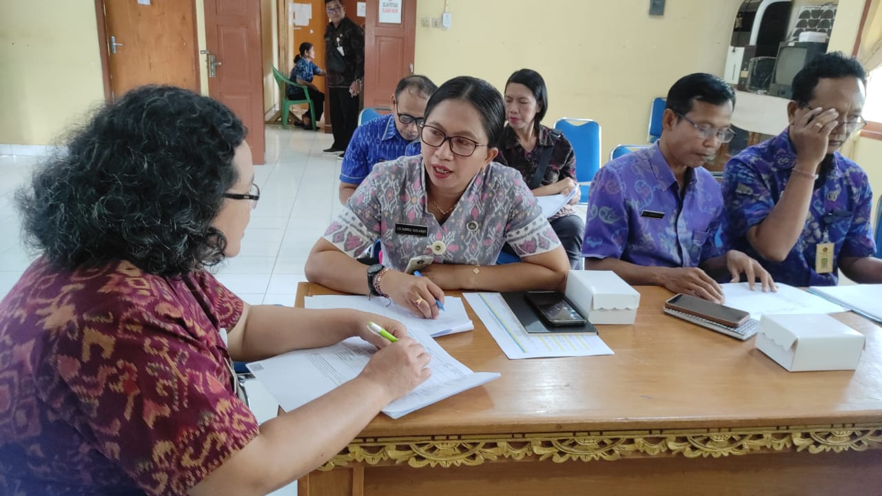 Monitoring dan Evaluasi Penyelenggaraan Pelayanan Administrasi Terpadu Kecamatan Oleh Tim di Ruang Rapat Kecamatan Banjarangkan.