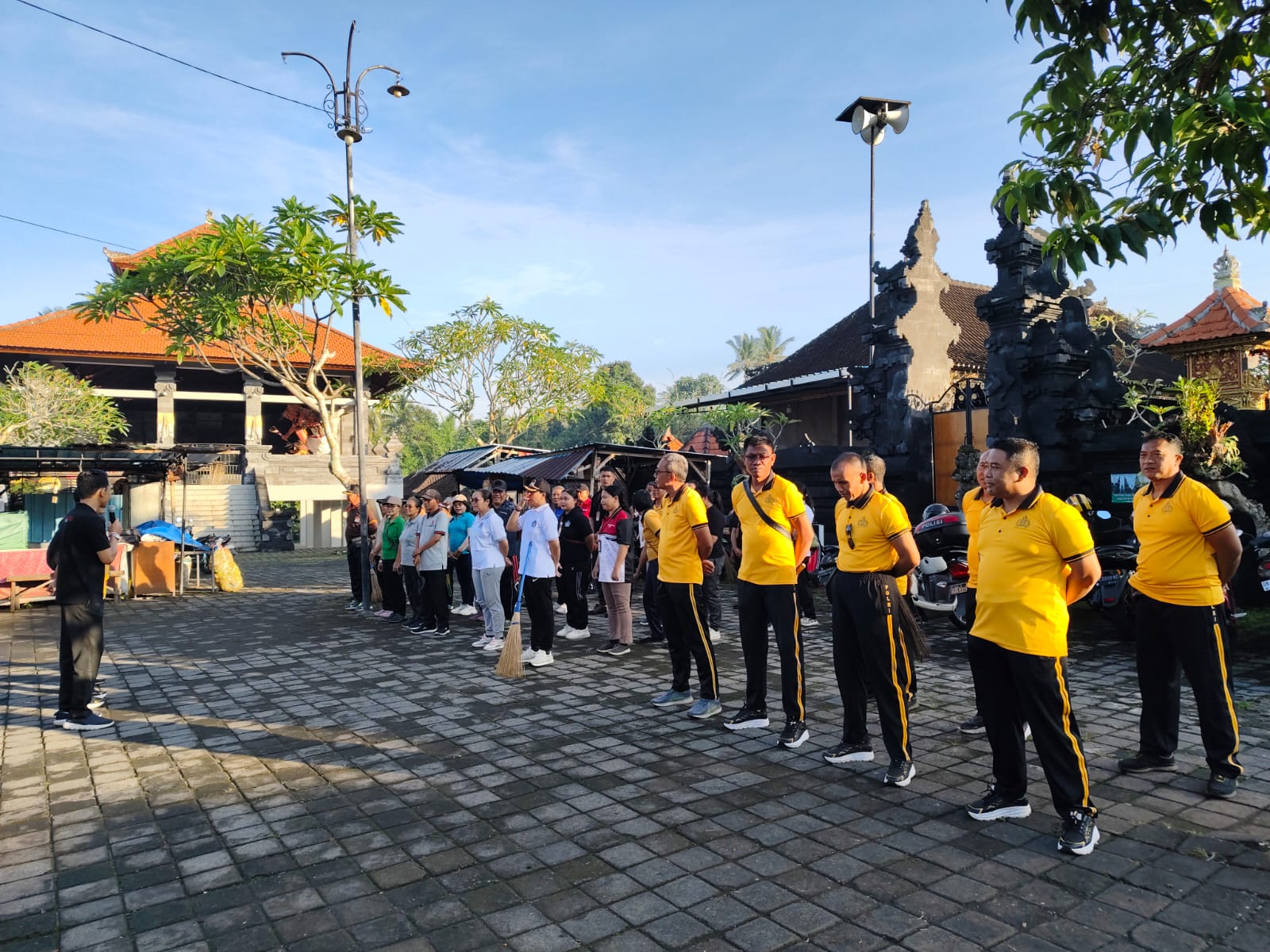 Gerakan Indonesia ASRI (Aman, Sehat, Resik, Indah) dilaksanakan di areal jantung Desa Nyalian