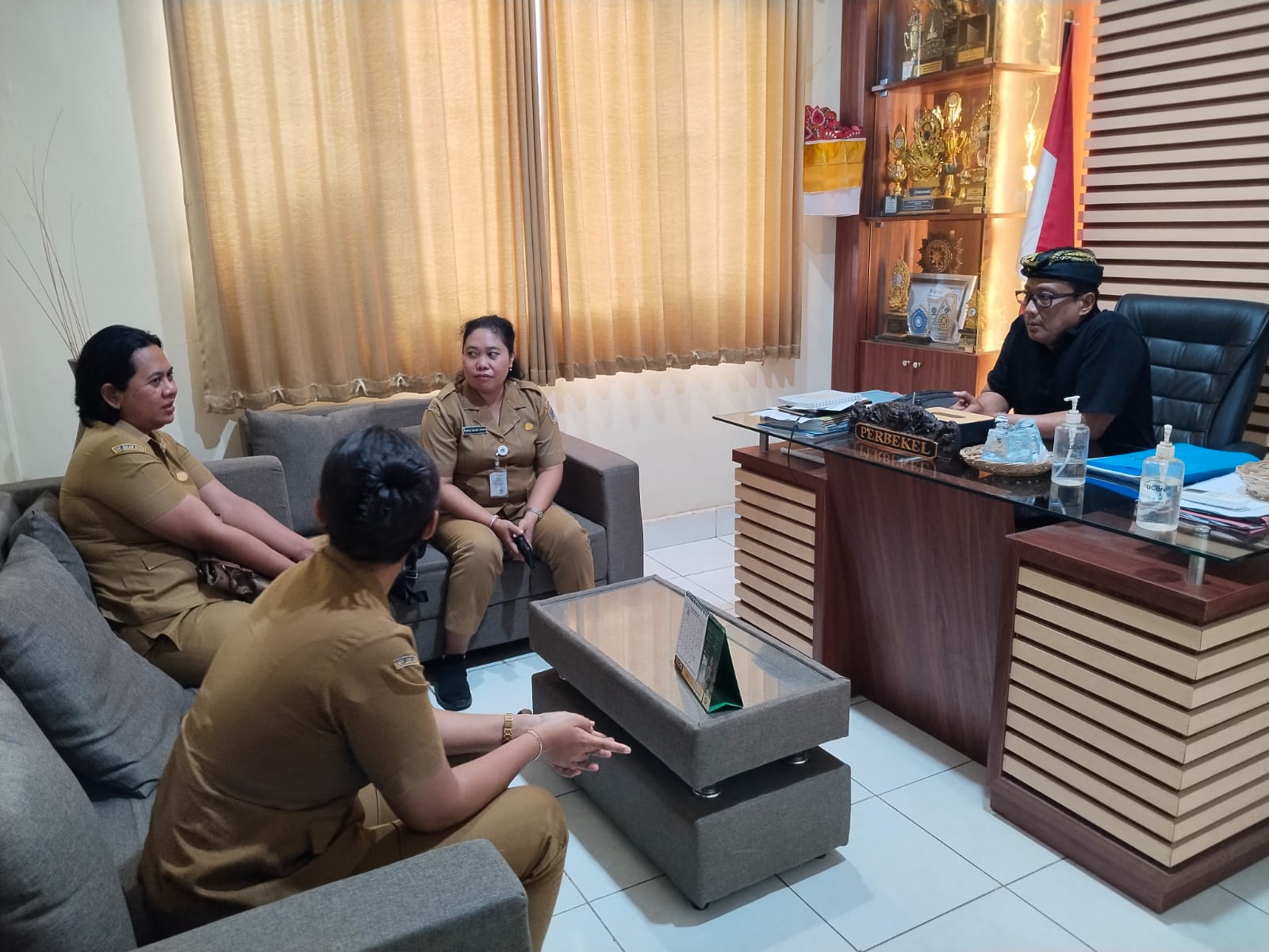 Koordinasi Inovasi “Tenang UMK Senang” & Pelayanan Pengurusan OSS Door to Door Kecamatan Banjarangkan diterima langsung oleh Perbekel Desa Banjarangkan beserta Perangkat Desa,