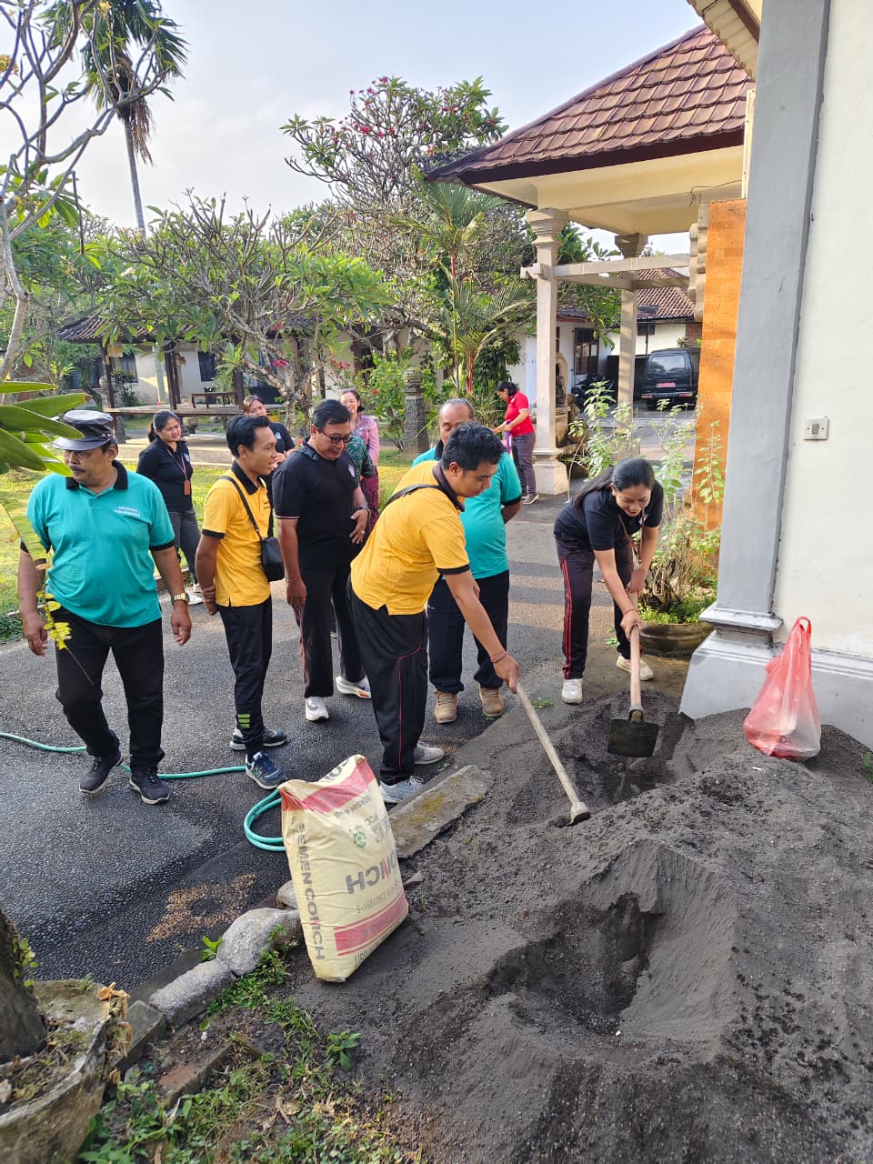 Selasa Asri Kantor Kecamatan Banjarangkan: Perbaiki Jalan Berlubang hingga Pemeliharaan Biopori