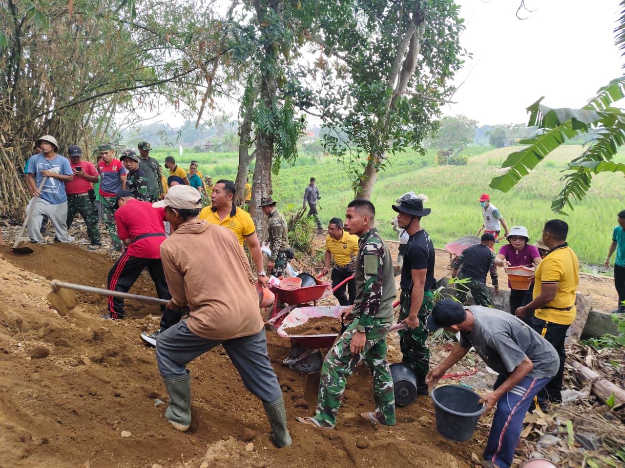 Gotong Royong pekerjaan Jalan Usaha Tani Program TMMD di Dusun Mengguna, Desa Tihingan