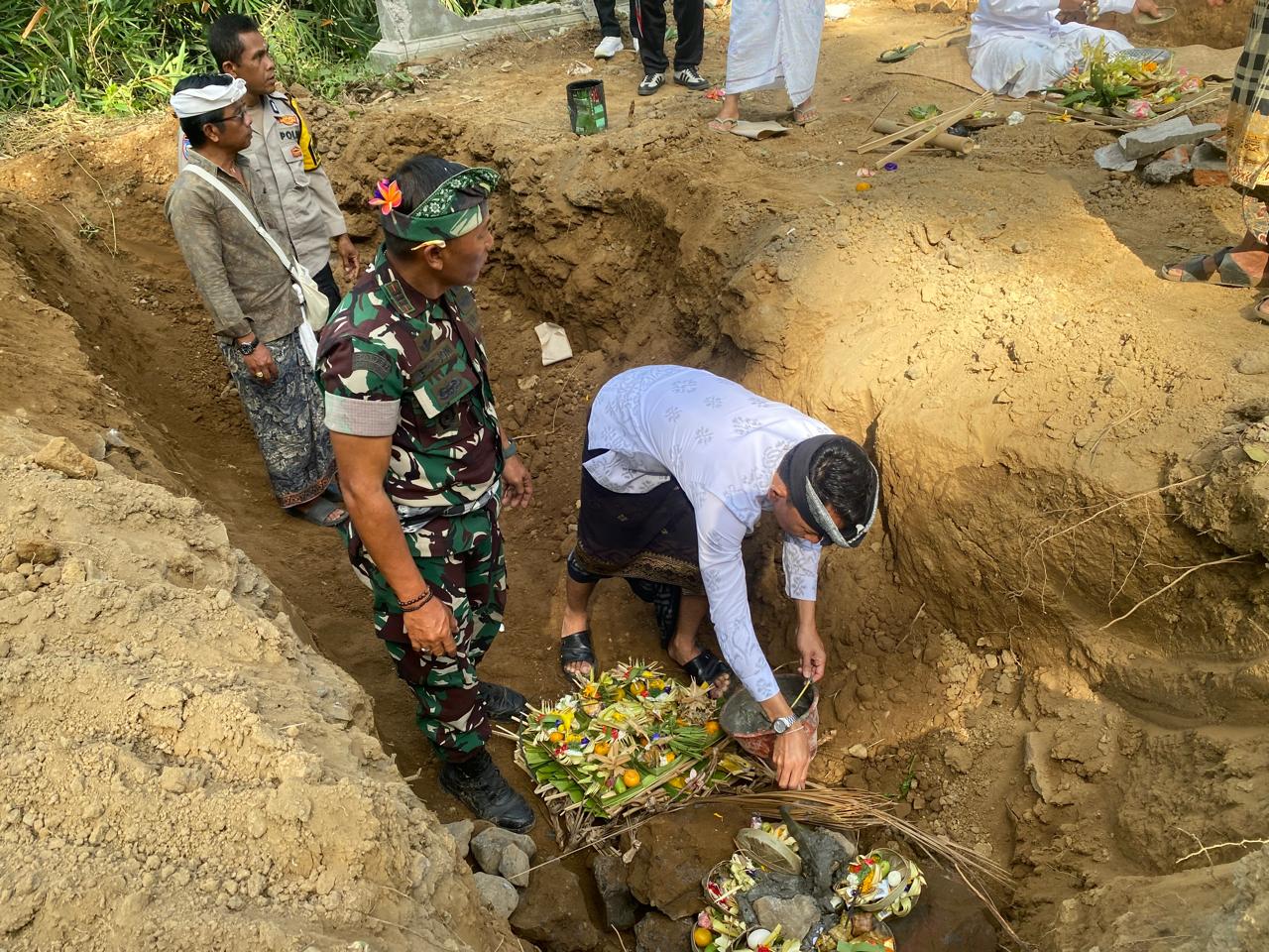 Camat Banjarangkan menghadiri acara ngeruak/ peletakan batu pertama pembangunan jembatan merah putih di Desa Nyanglan yang dilaksanakan oleh TNI melalui Kodim 1610 Klungkung.